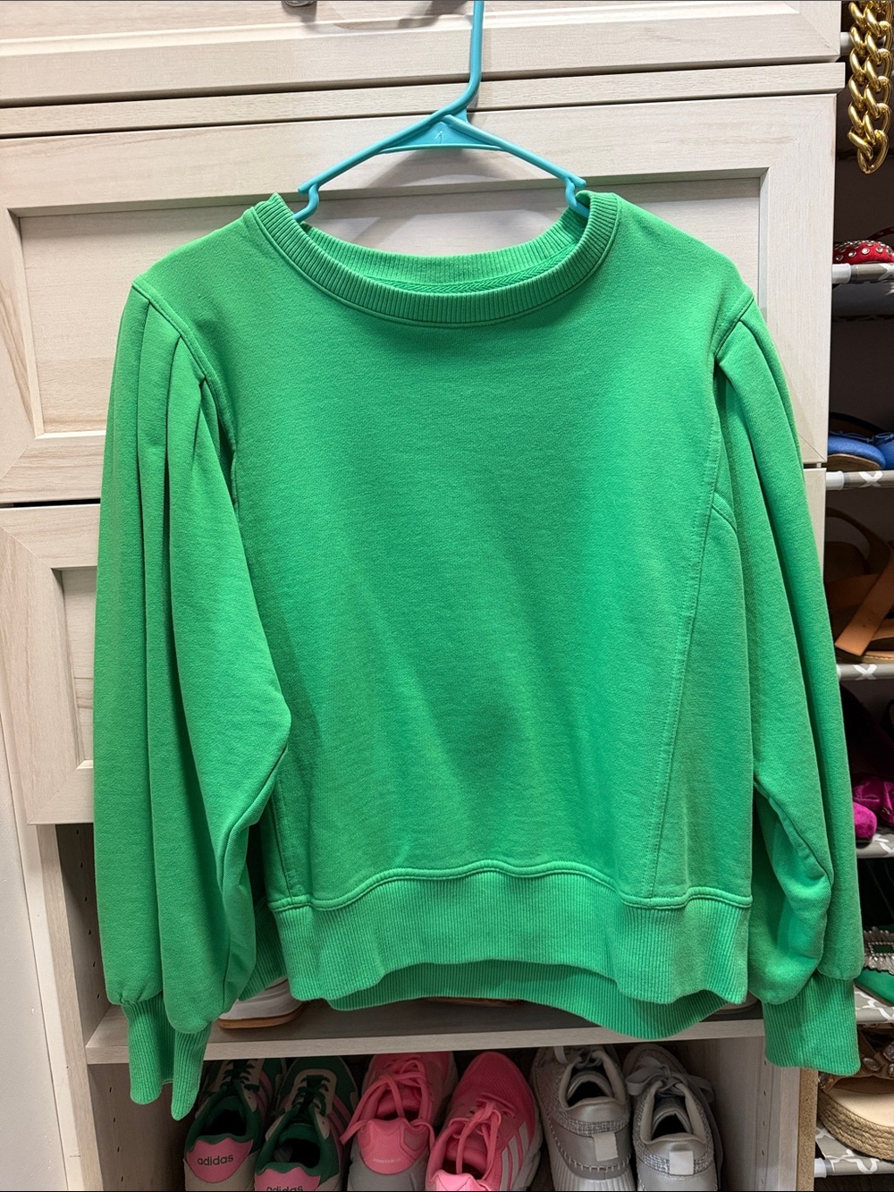 Gorgeous green puff sleeve sweatshirt